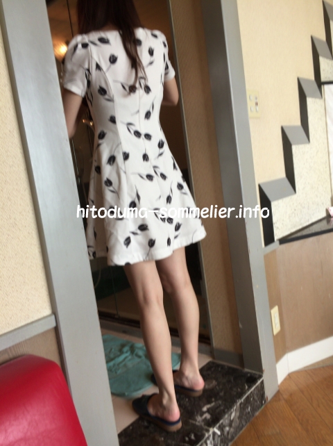 洋服を脱ぐ彼女